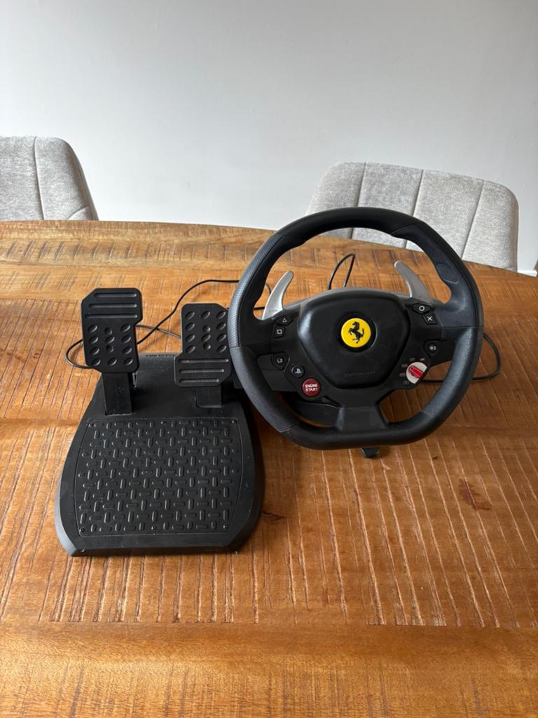 Mooi Ferrari thrustmaster race stuur voor ps4/5, Spelcomputers en Games, Spelcomputers | Sony PlayStation Consoles | Accessoires