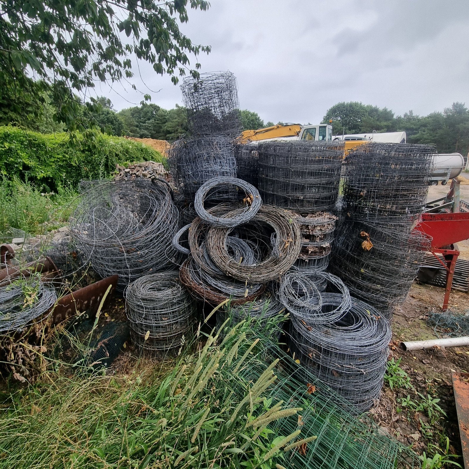 Diverse rollen schapengaas en prikkeldraad, Ophalen