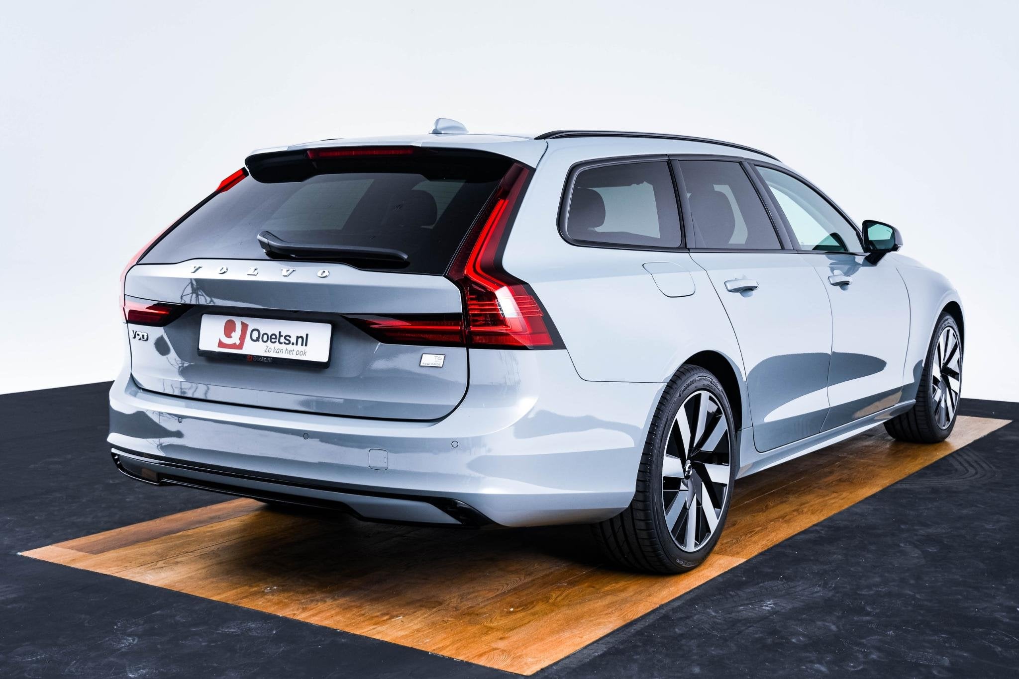 Volvo V90 2.0 T6 Plug-in hybrid AWD Plus Dark Trekhaak - Ada, Automaat, Dealer onderhouden, 4 cilinders, 180 min