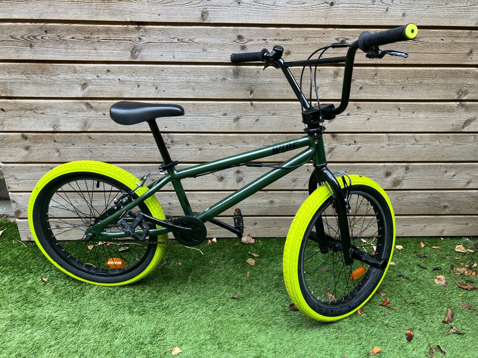 BMX Decathlon - Groen met neon gele banden, Fietsen en Brommers, Fietsen | Crossfietsen en BMX, Ophalen, Gebruikt, Staal, Velgrem