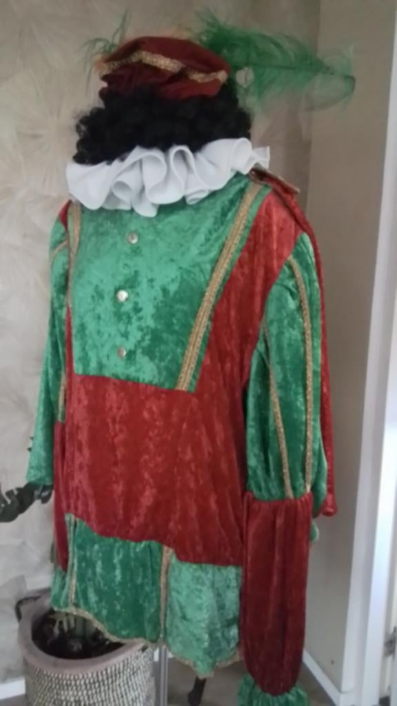 17 pietenpakken en sinterklaasin Verschillende maten te koop, Ophalen, Gebruikt