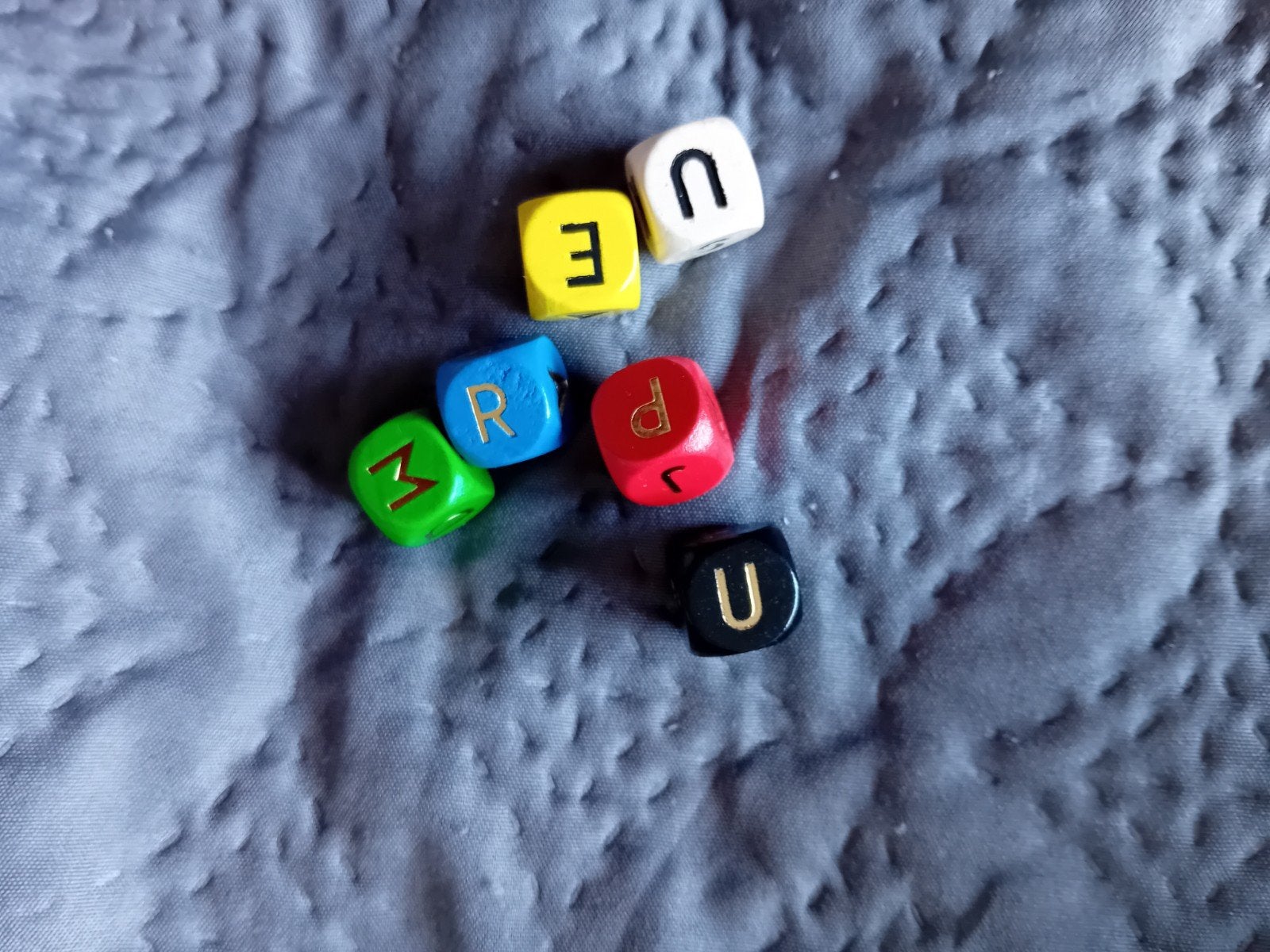 6 houten dobbelstenen met letters -, Ophalen of Verzenden, Gebruikt