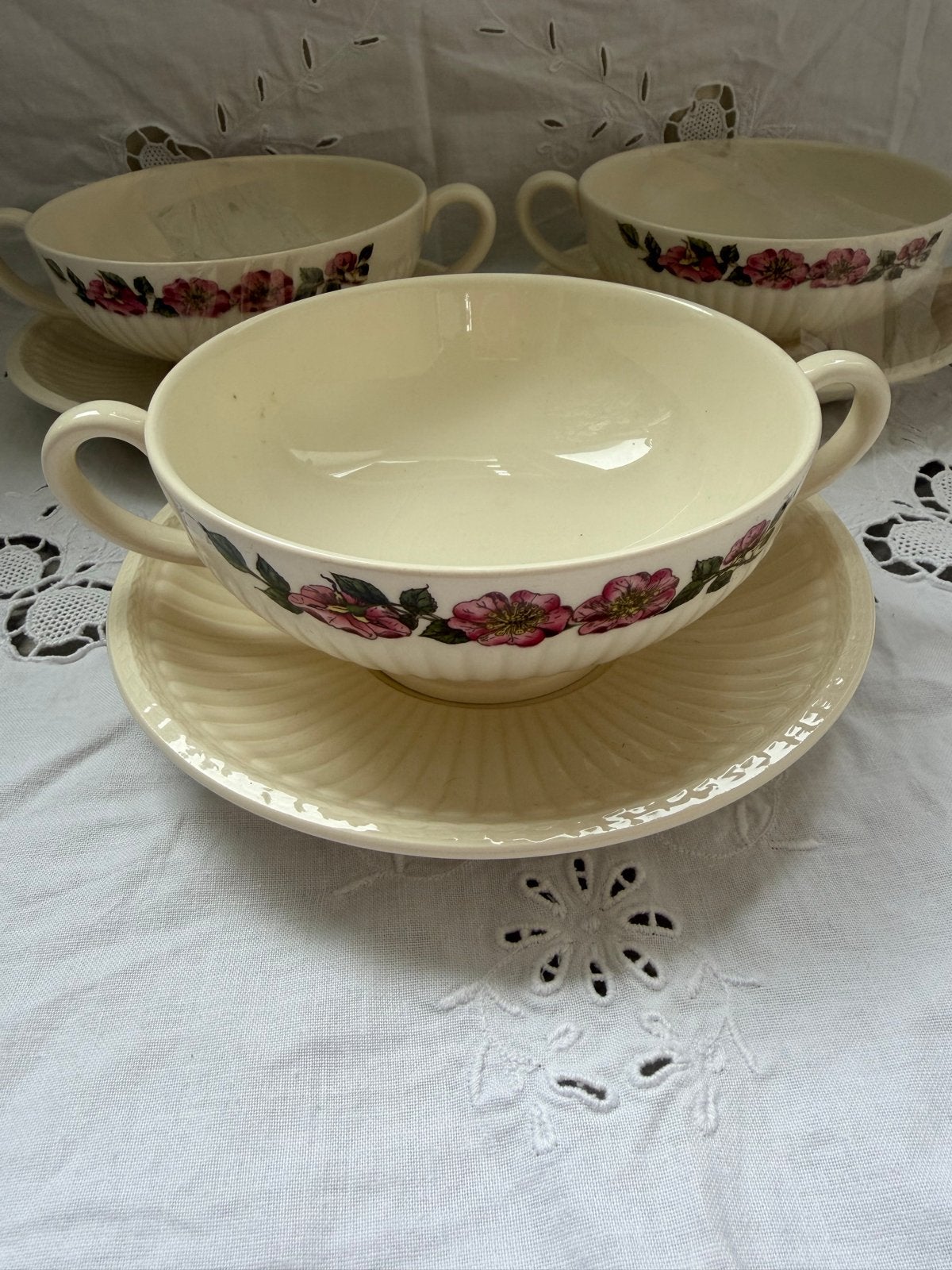 Wedgwood Etruria Brier Rose Soepkommen met Schotels, Ophalen of Verzenden