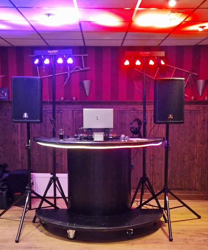 DJ Booth van haspel met lichtslang en wielen, Ophalen