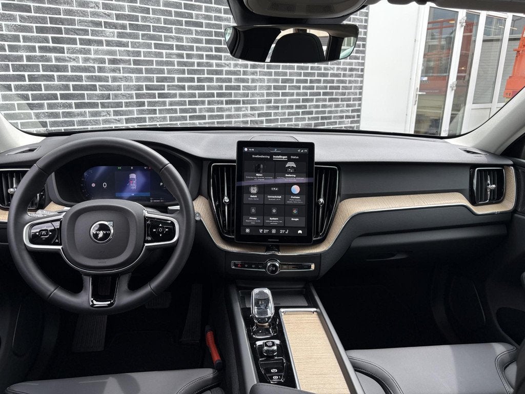 Volvo XC60 2.0 T6 Plug-in Hybrid AWD Plus Dark | PHEV | Face, Auto's, 12 maanden, Gebruikt, Euro 6, 4 cilinders