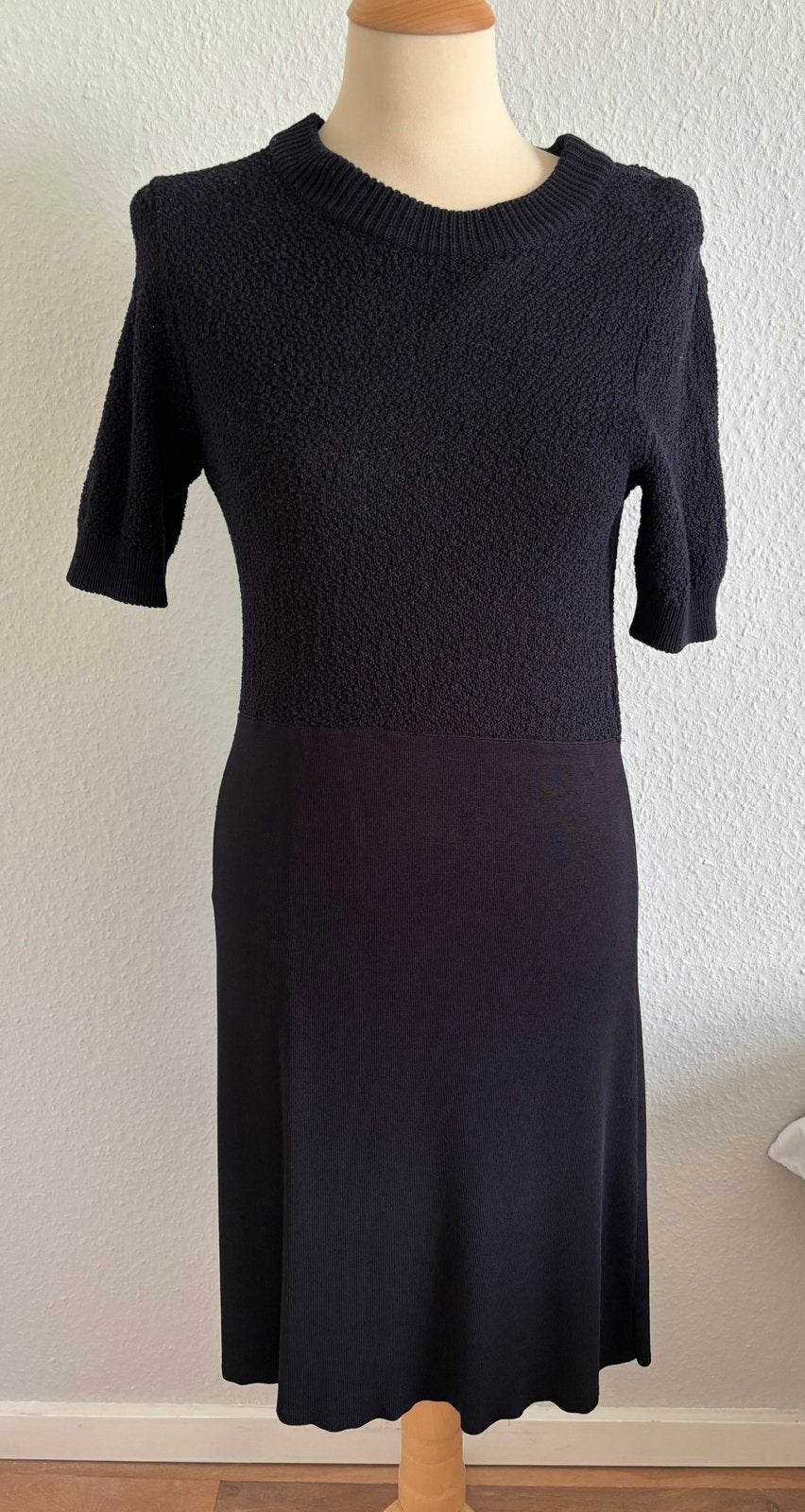COS donkerblauw / zwarte jurk, S, korte mouw, nieuwstaat, Zwart, Ophalen of Verzenden, Zo goed als nieuw, Knielengte