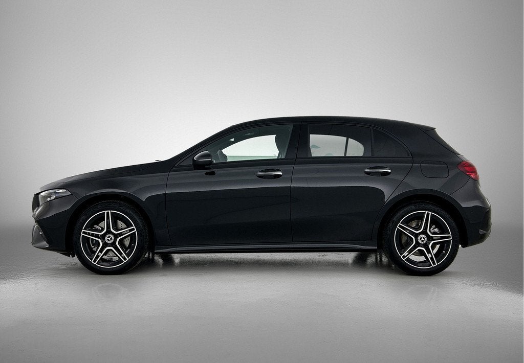 Mercedes-Benz A-Klasse 250 e Business Solution AMG | Nightpa, Auto's, Mercedes-Benz, 12 maanden, 4 cilinders, 15 kWh, Zwart