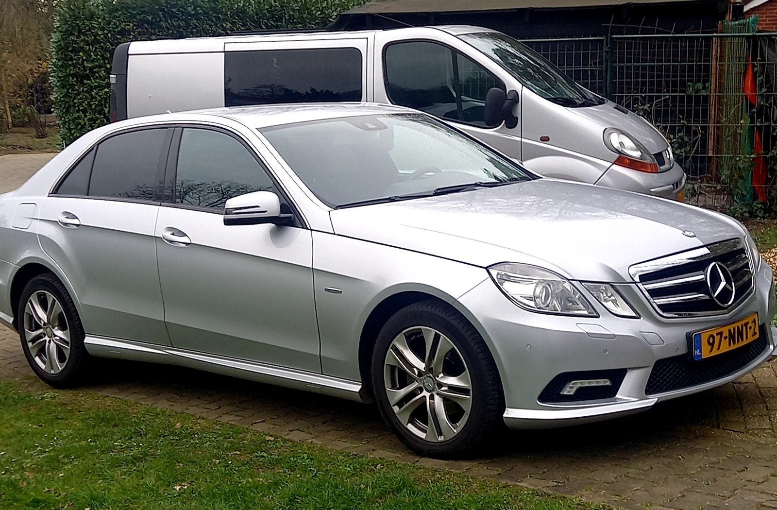 Mercedes-Benz E-Klasse E200cgi nwe motor weinig km's !!, 183 pk, Zwart, 4 cilinders, 1796 cc