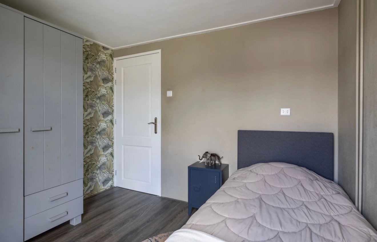 Complete kinderkamer bed, nachtkastje , kleding kast, Ophalen, Zo goed als nieuw, Jongetje of Meisje