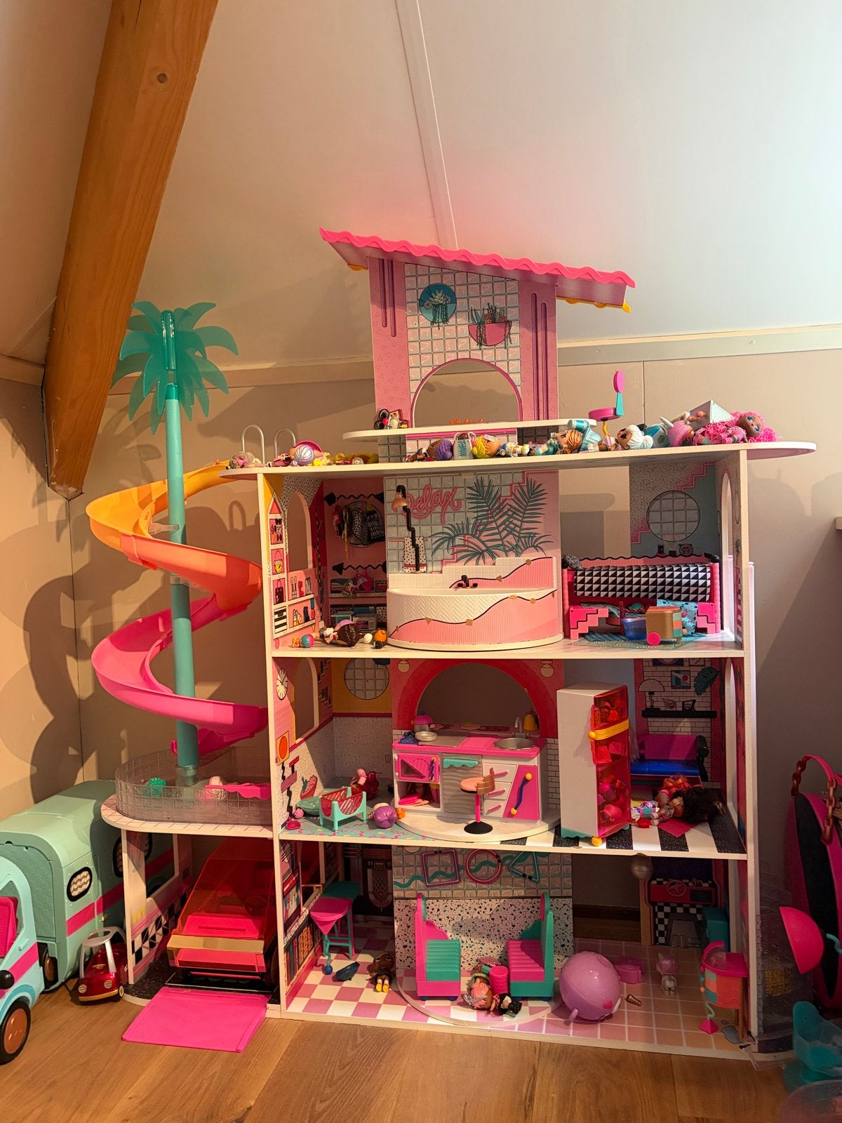 LOL Surprise Houten Poppenhuis met 15 Poppetjes