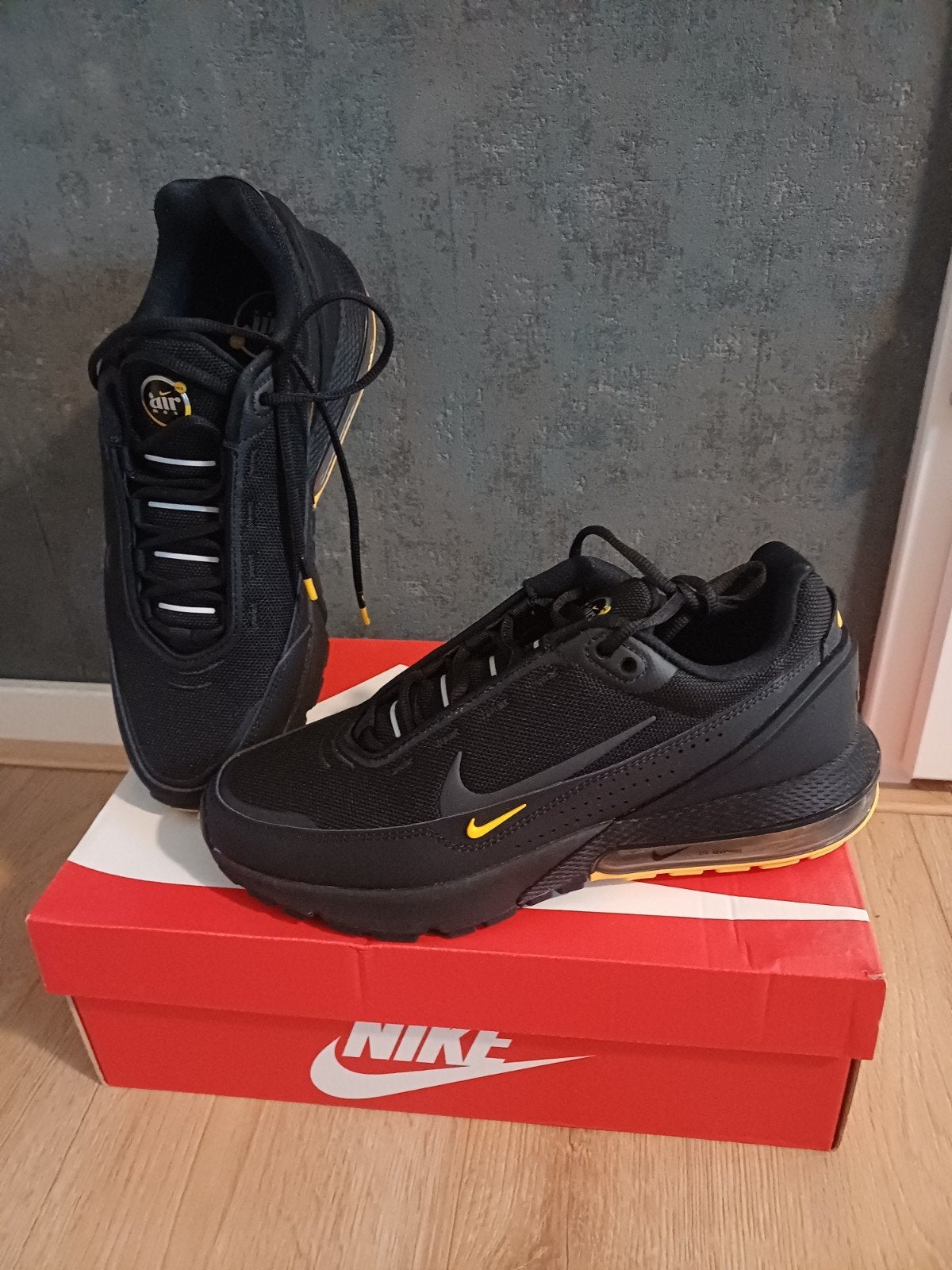Nike Air Max Pulse Zwart/Geel Maat 42, Zwart, Nike, Nieuw, Ophalen of Verzenden