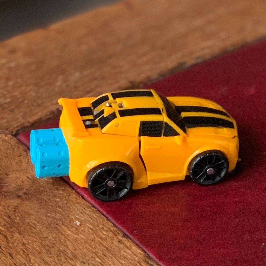 Transformer Bumblebee speelgoedauto plastic 10cm, Verzamelen, Transformers, G1, Ophalen of Verzenden, Gebruikt, Autobots