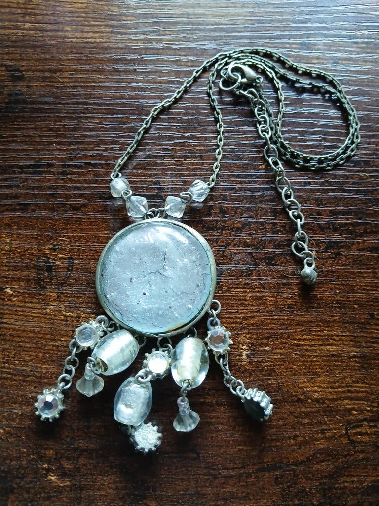 Ketting met glazen kralenhanger, Overige materialen, Ophalen of Verzenden, Zo goed als nieuw, Verstelbaar