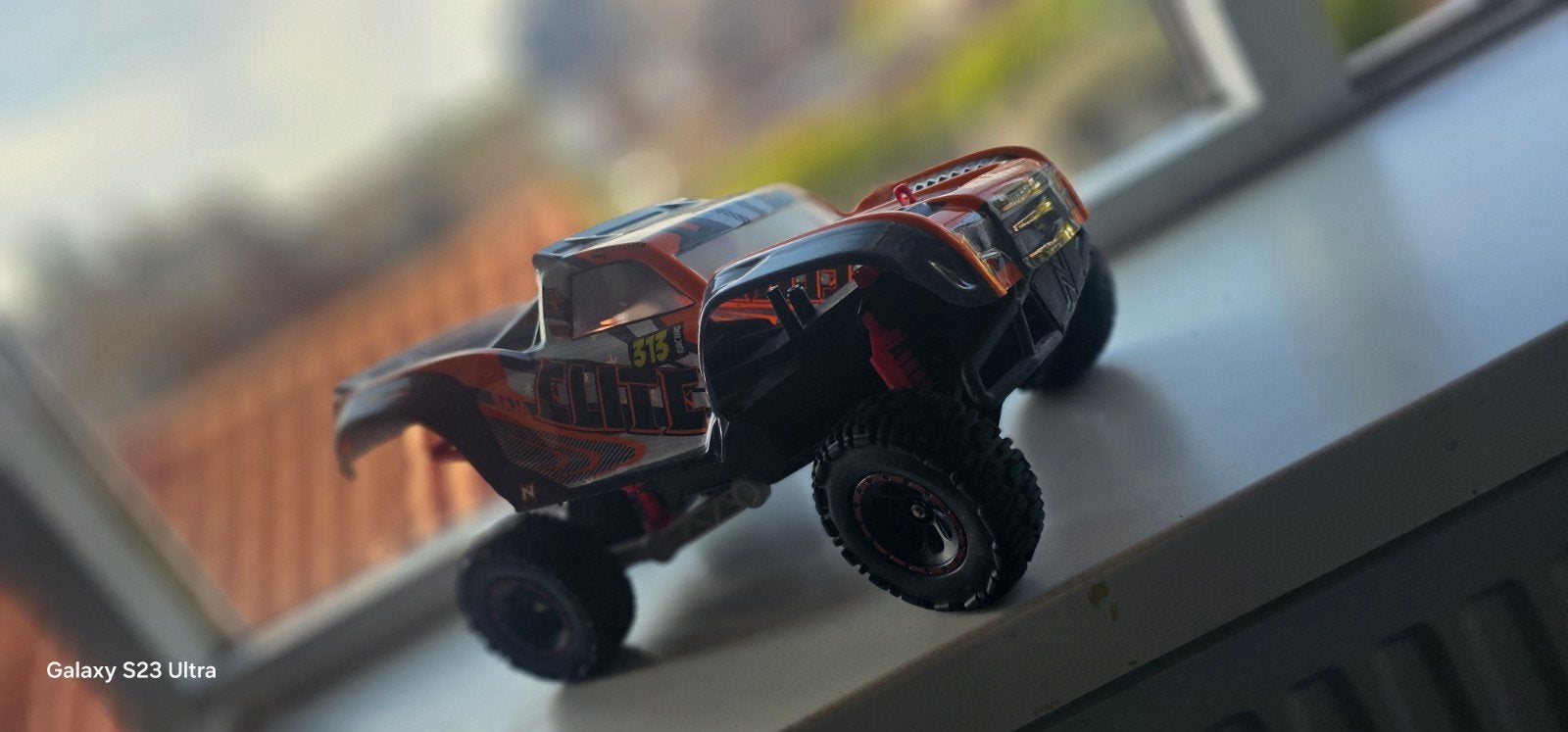 RC auto met afstandbediening (oplader/bodemplaat accu kwijt), Gebruikt, Auto offroad, RTR (Ready to Run), Overige schalen