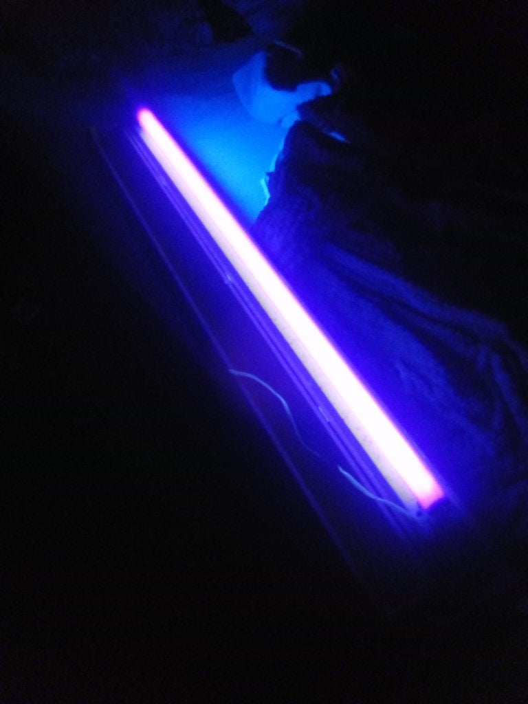 Mooie paarse blacklight lamp, Huis en Inrichting, Ophalen, Gebruikt, Overige lichtkleuren, Overige typen