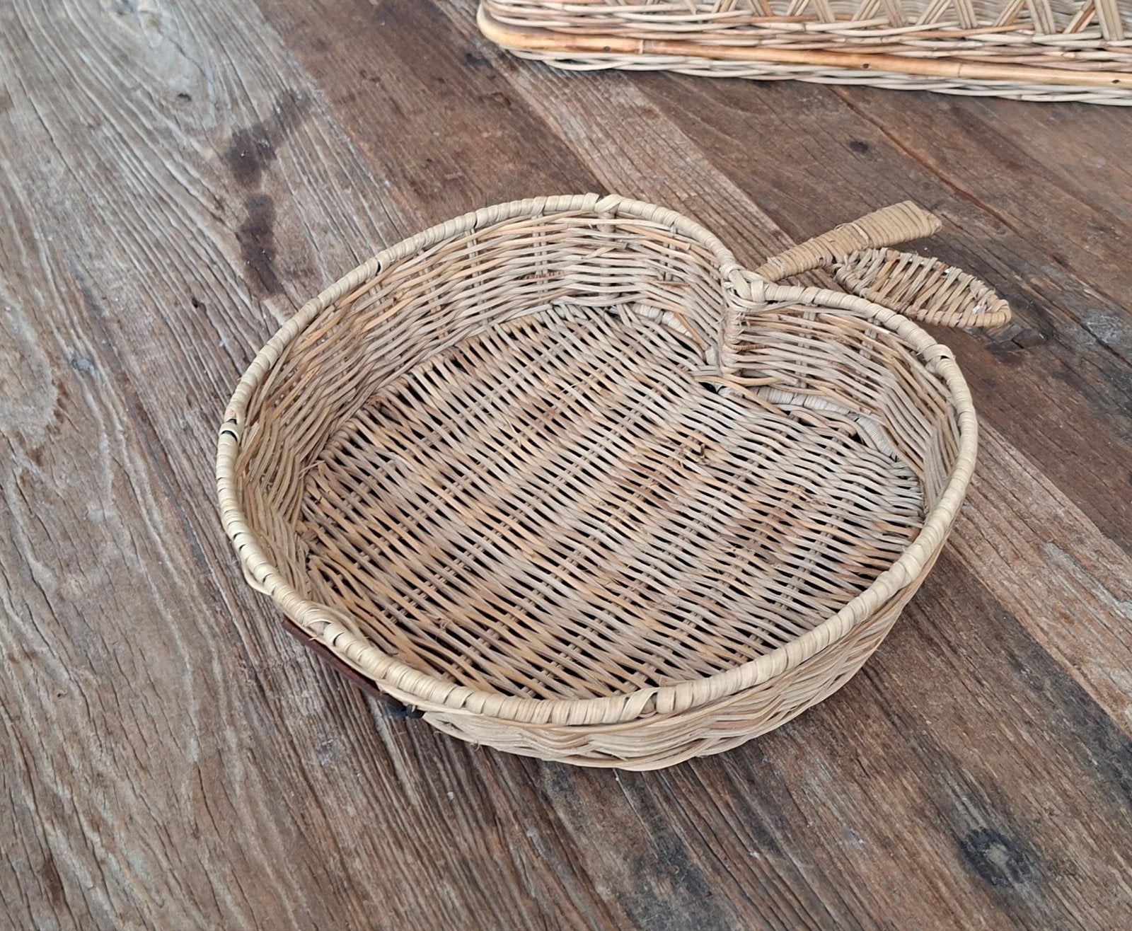 Riviera Maison rieten schaal in appelvorm, Gevlochten, Schaal, Ophalen of Verzenden, Zo goed als nieuw
