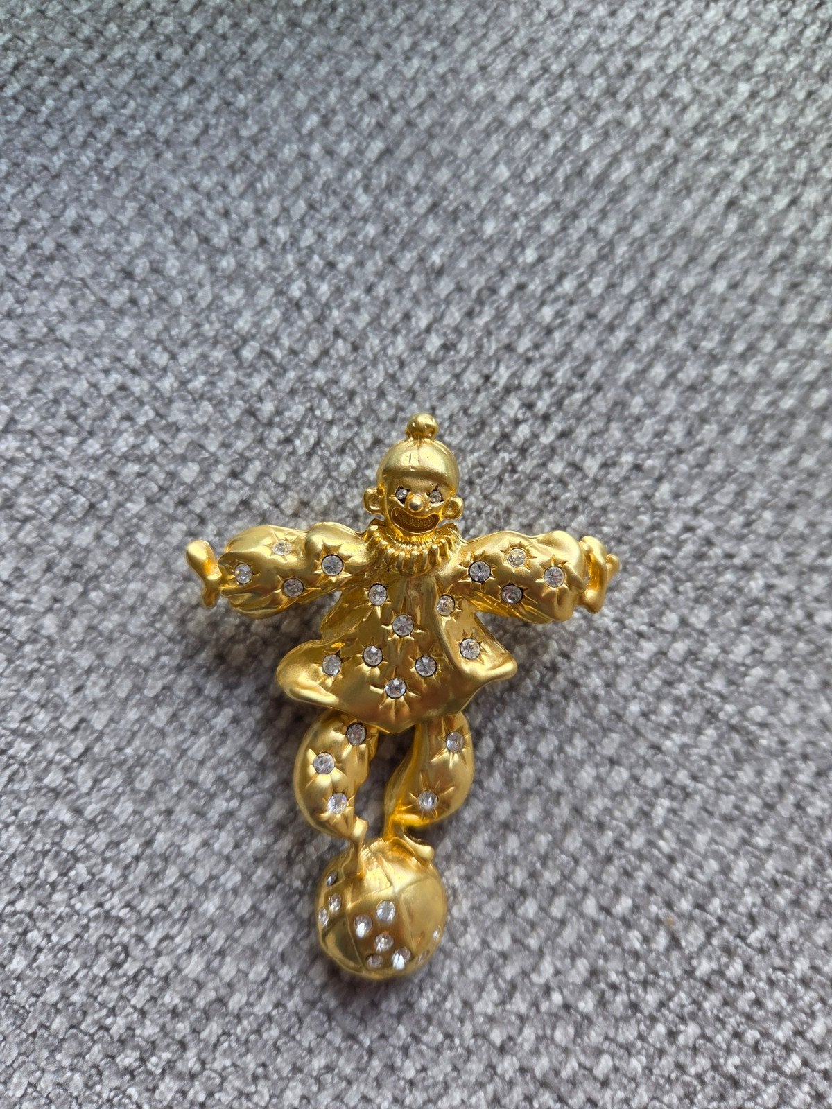 Kettinghanger broche clown met strass steentjes goudkleurig, Overige materialen, 4 tot 7 cm, Ophalen of Verzenden, Zo goed als nieuw