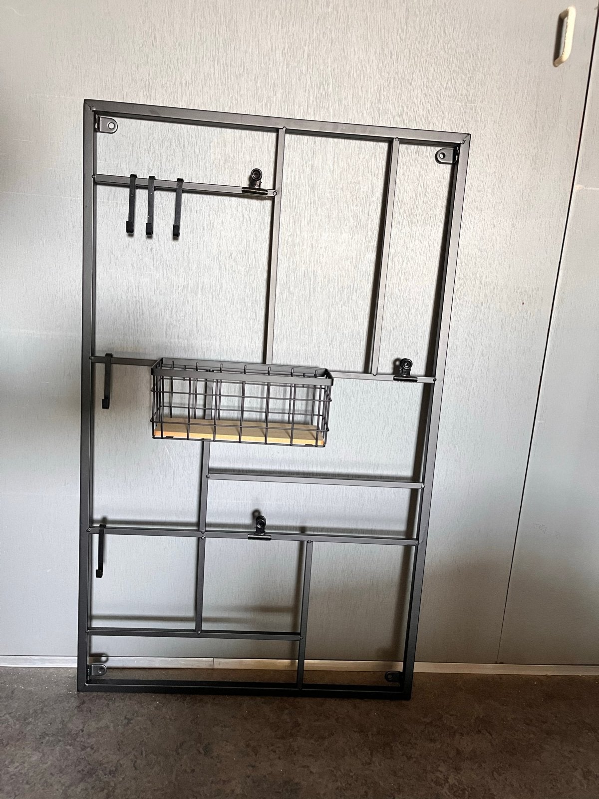 Metalen wandrek met mandje en haken - Industrieel design, Ophalen, Zwart, Zo goed als nieuw, Metaal
