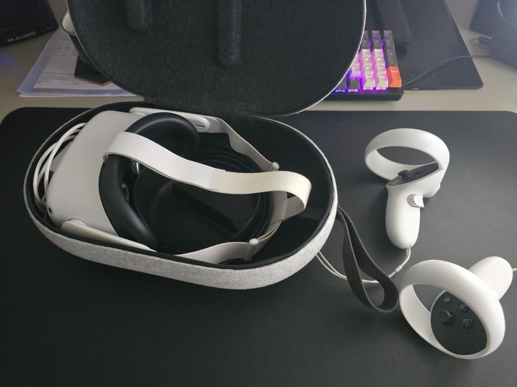 Oculus Quest 2 VR-bril met controllers en opbergcase, Ophalen of Verzenden, Zo goed als nieuw, VR-bril, Overige platformen