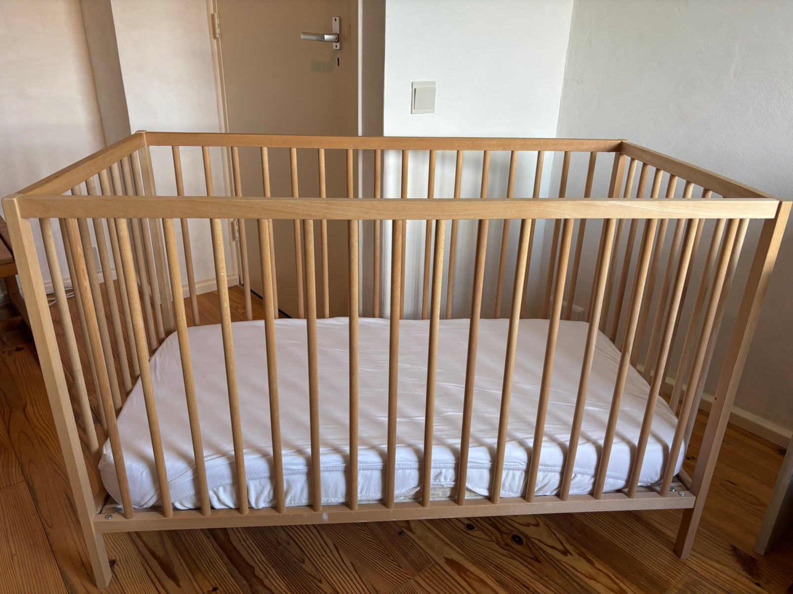 Houten ledikant / babybed Ikea Sniglar (incl matras), Ophalen of Verzenden, Zo goed als nieuw, Ledikant