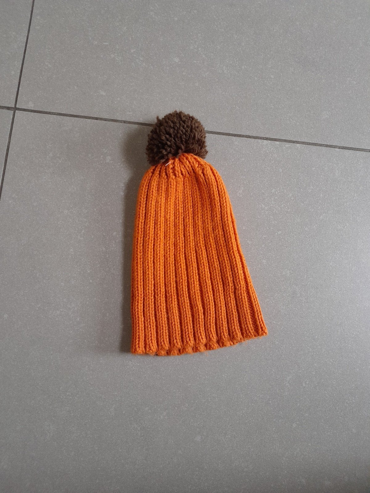 Hema Muts Oranje met Pompon - Maat 52, 100% Acryl, Jongen of Meisje, Ophalen of Verzenden, Zo goed als nieuw, Muts