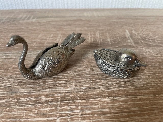 Zilverkleurige Zwaan met prikkers en Eend met lepeltje , Ophalen of Verzenden