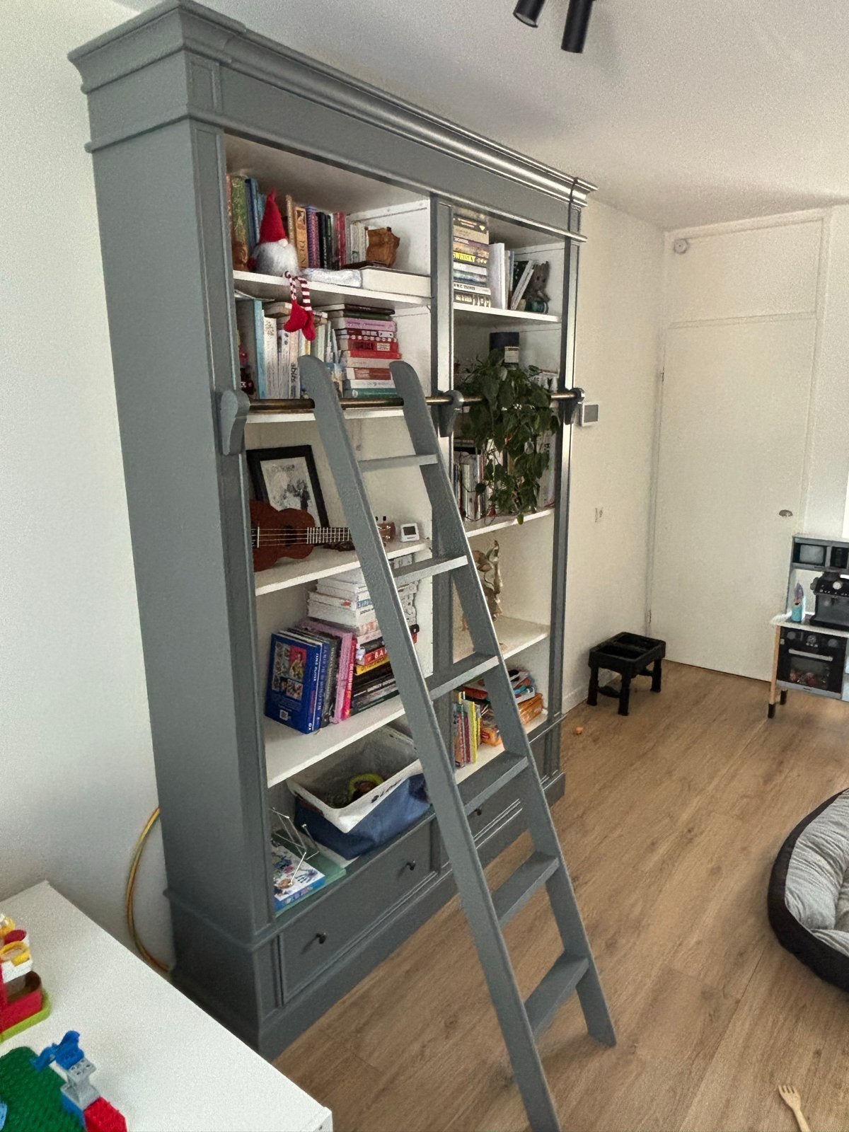 Grote grijze boekenkast met ladder en lades, Huis en Inrichting, Kasten | Boekenkasten, Ophalen, Gebruikt, 200 cm of meer, 150 tot 200 cm