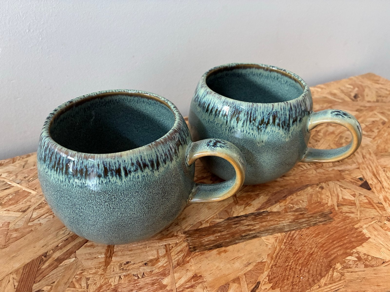 Set van 2 Groen blauwe Keramische Mokken Dille en Kamille, Huis en Inrichting, Overige merken, Keramiek, Zo goed als nieuw, Modern
