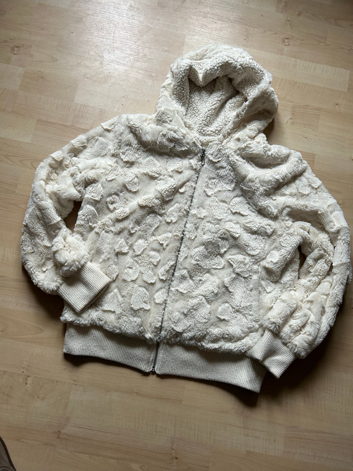 Crèmekleurig teddy jasje met capuchon maat 38/40 (M), Ophalen of Verzenden, Gedragen, Maat 38/40 (M), Beige