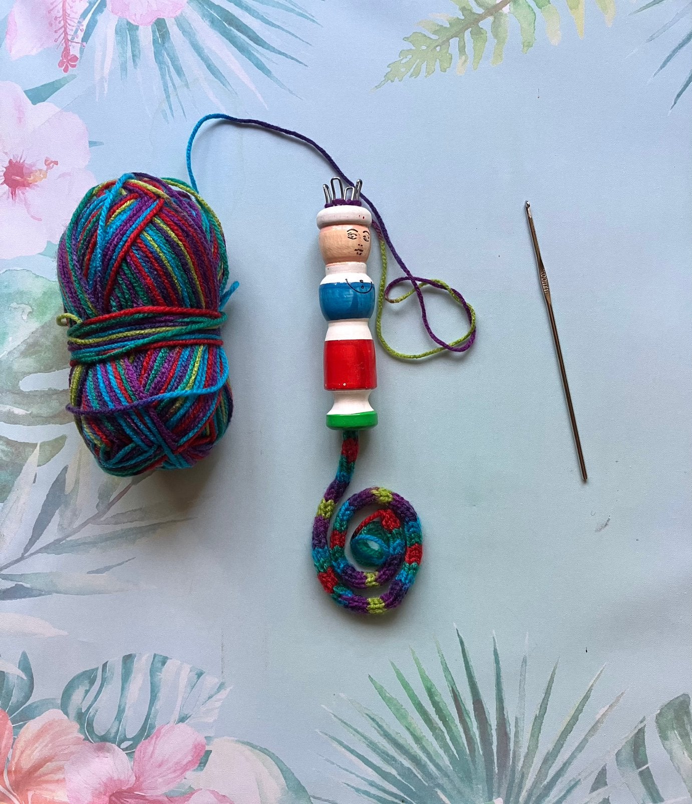 Punnikpoppetje met wol en haaknaald, Hobby en Vrije tijd, Ophalen of Verzenden, Zo goed als nieuw, Haken, Wol of Garen