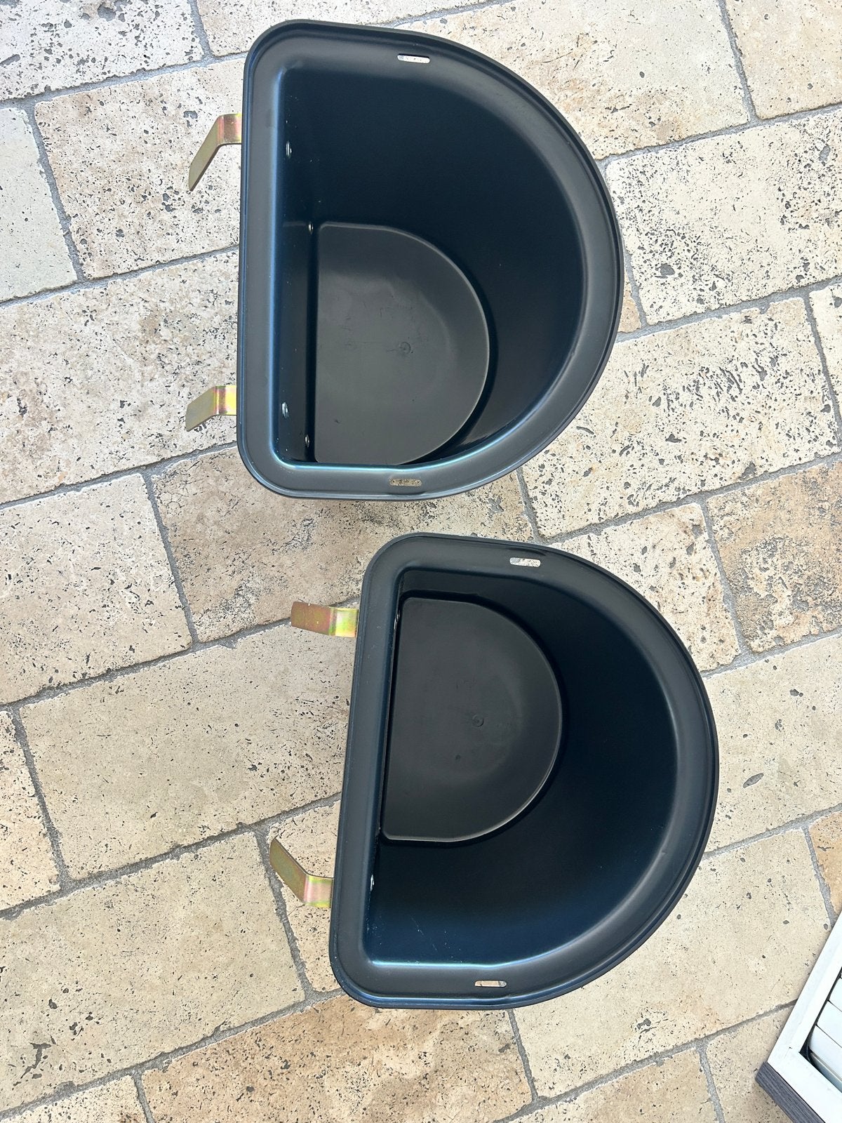 2 voerbakken met ophangbeugels, Dieren en Toebehoren, Ophalen of Verzenden, Nieuw