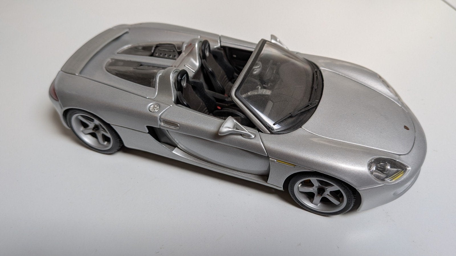 Maisto Porsche Carrera GT Schaalmodel 1:18 zilvergrijs, Ophalen of Verzenden, Zo goed als nieuw, Auto, Maisto