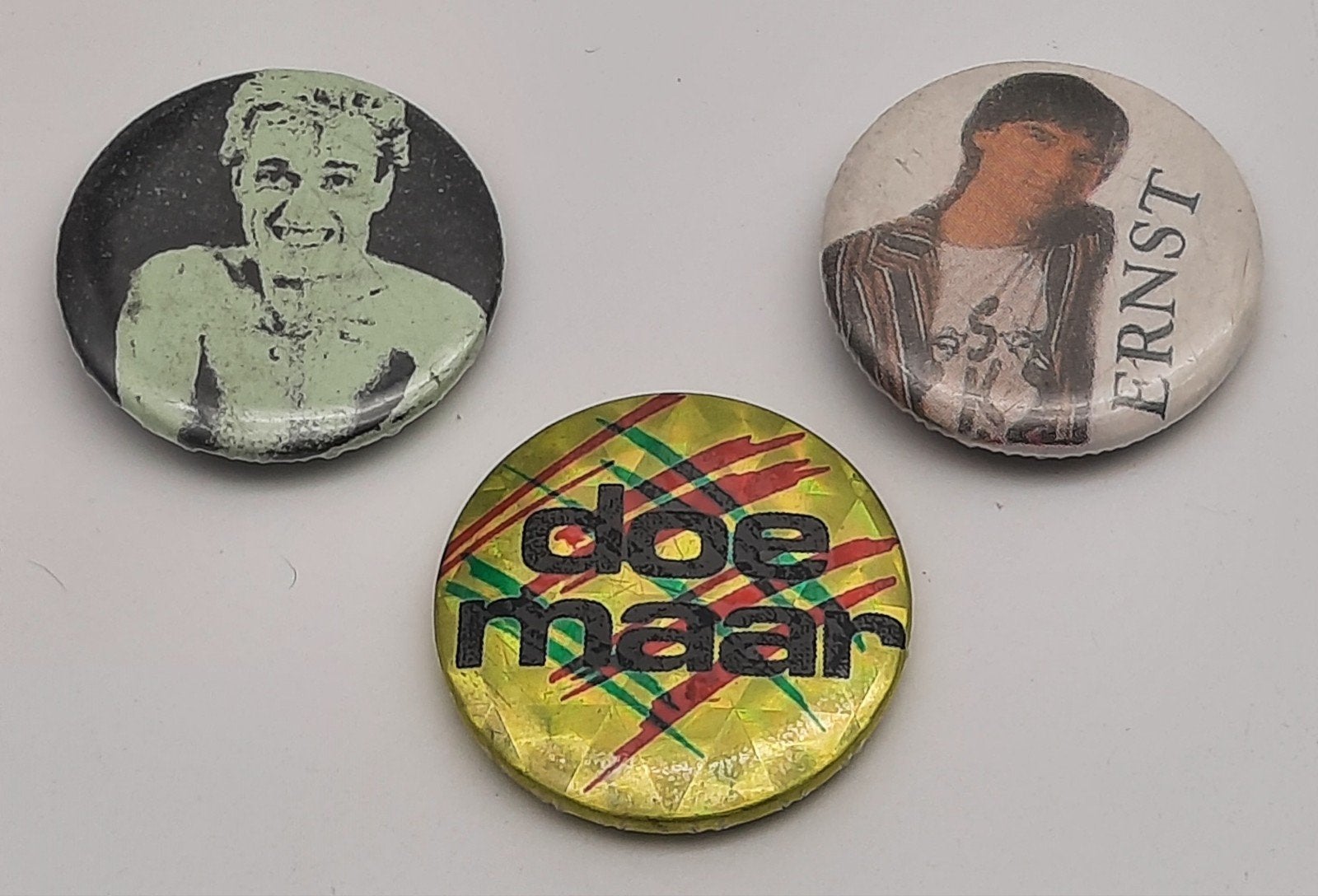 Vintage Buttons 3x Doe Maar, Ophalen of Verzenden, Gebruikt, Overige onderwerpen, Button