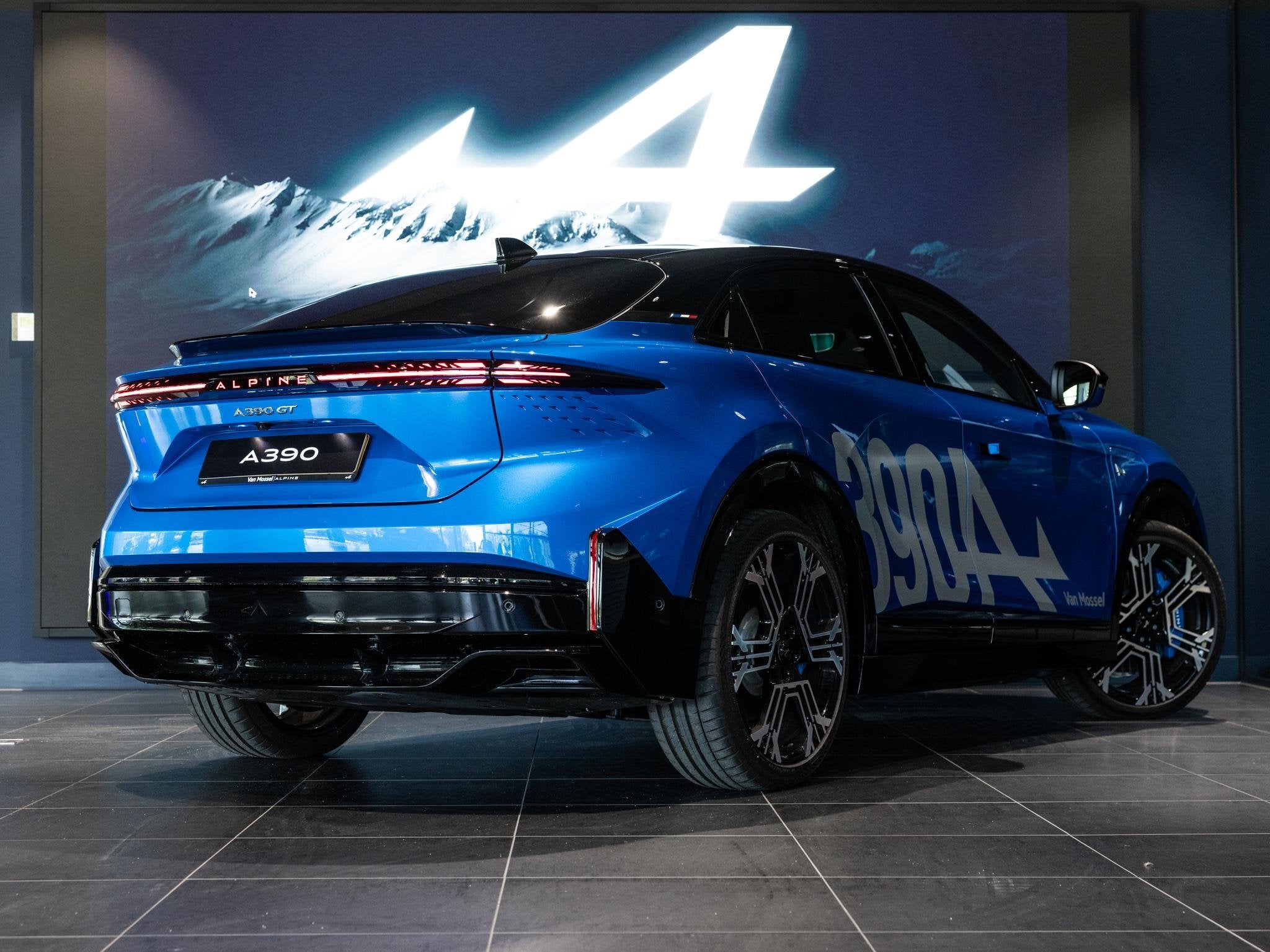 Alpine A390 GT | Bleu Alpine Vision | Sabelt® Alpine sports, Auto's, Alpine, Automaat, 1350 kg, Overige modellen, 89 kWh