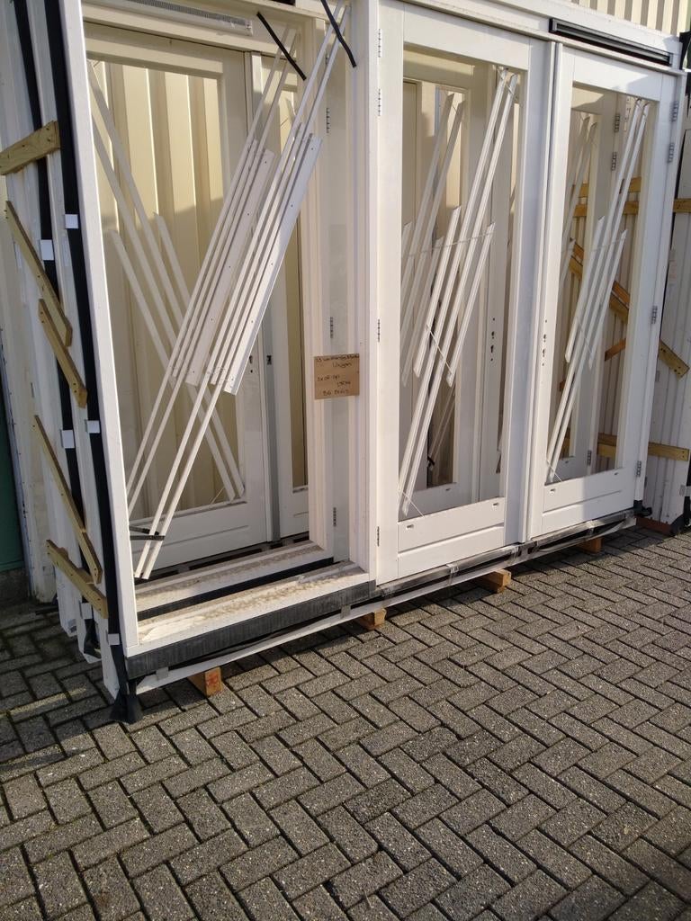 Hardhout kozijn met dubbele tuindeuren en zijlicht