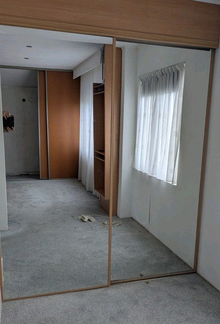 Twee spiegel schuifdeuren met rails, Huis en Inrichting, Ophalen, 150 tot 200 cm, Zo goed als nieuw, 150 tot 200 cm