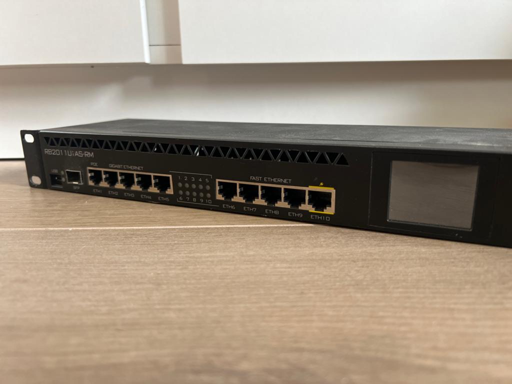 Mikrotik Routerboard RB2011UiAS-RM Router met Touchscreen, Ophalen of Verzenden, Zo goed als nieuw, Router