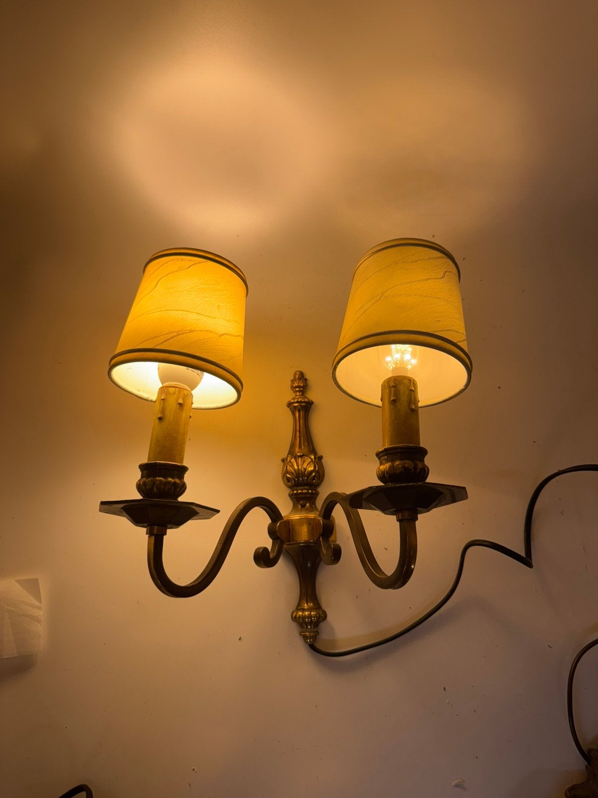 Elegante Antieke Wandlamp Messing – Sfeervolle Tweelicht kap, Antiek en Kunst, Ophalen of Verzenden