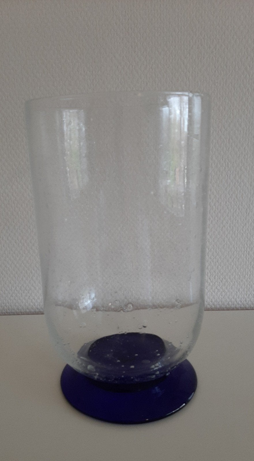 oude glazen vaas met blauw/paarse voet, Huis en Inrichting, Woonaccessoires | Vazen, Ophalen of Verzenden, Blauw