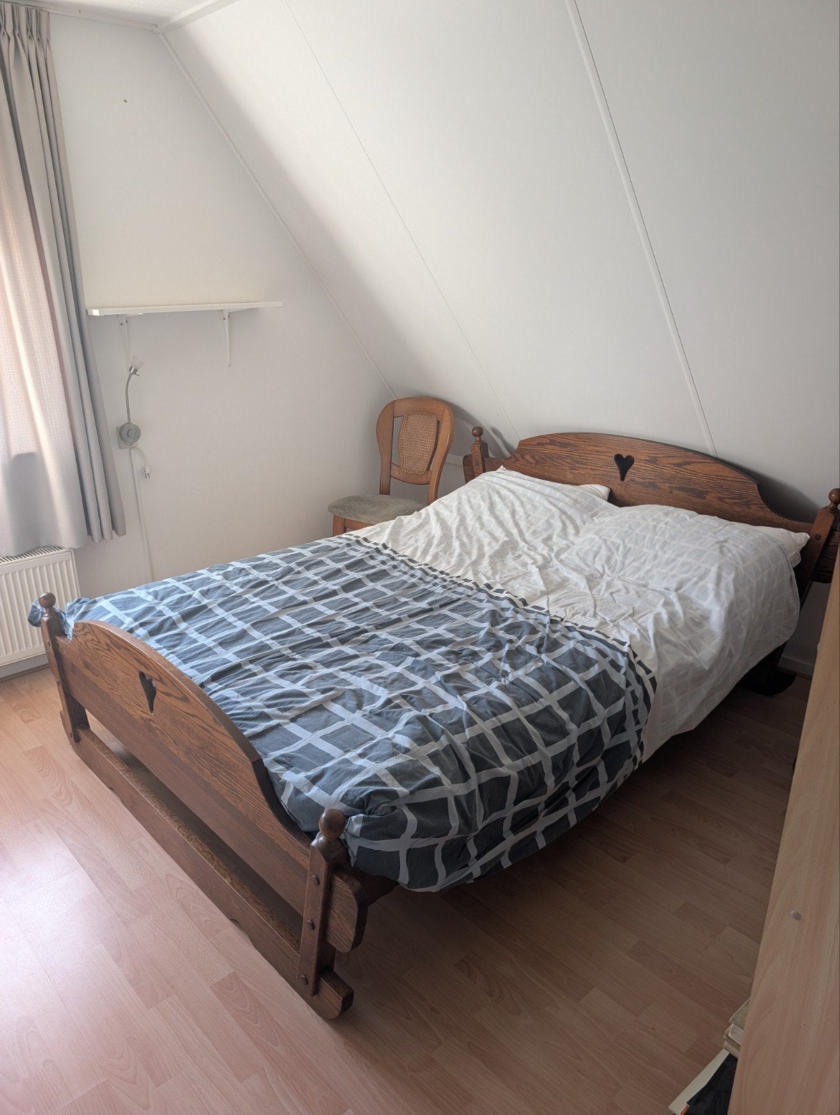 Massief houten bed met hartjesuitsparing - 140x200 cm, Ophalen