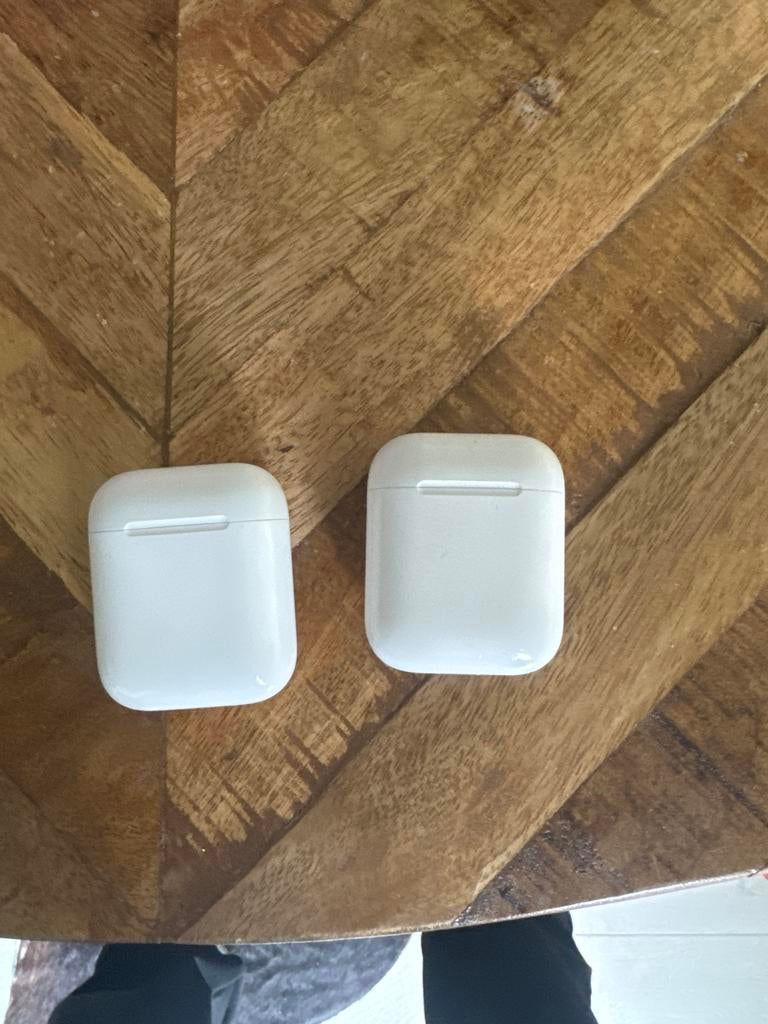 Twee AirPods oplaadcases met oortjes, Ophalen of Verzenden, Gebruikt, Overige merken, Draadloos