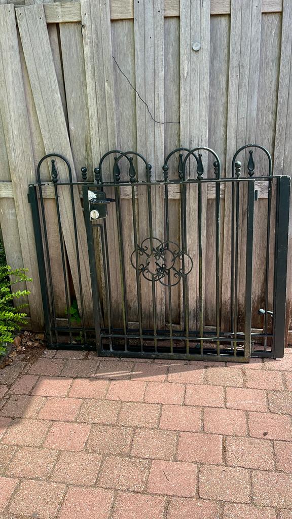 Groen smeedijzeren poort hek 2-delig, Ophalen, Zo goed als nieuw, IJzer, Sierhekwerk