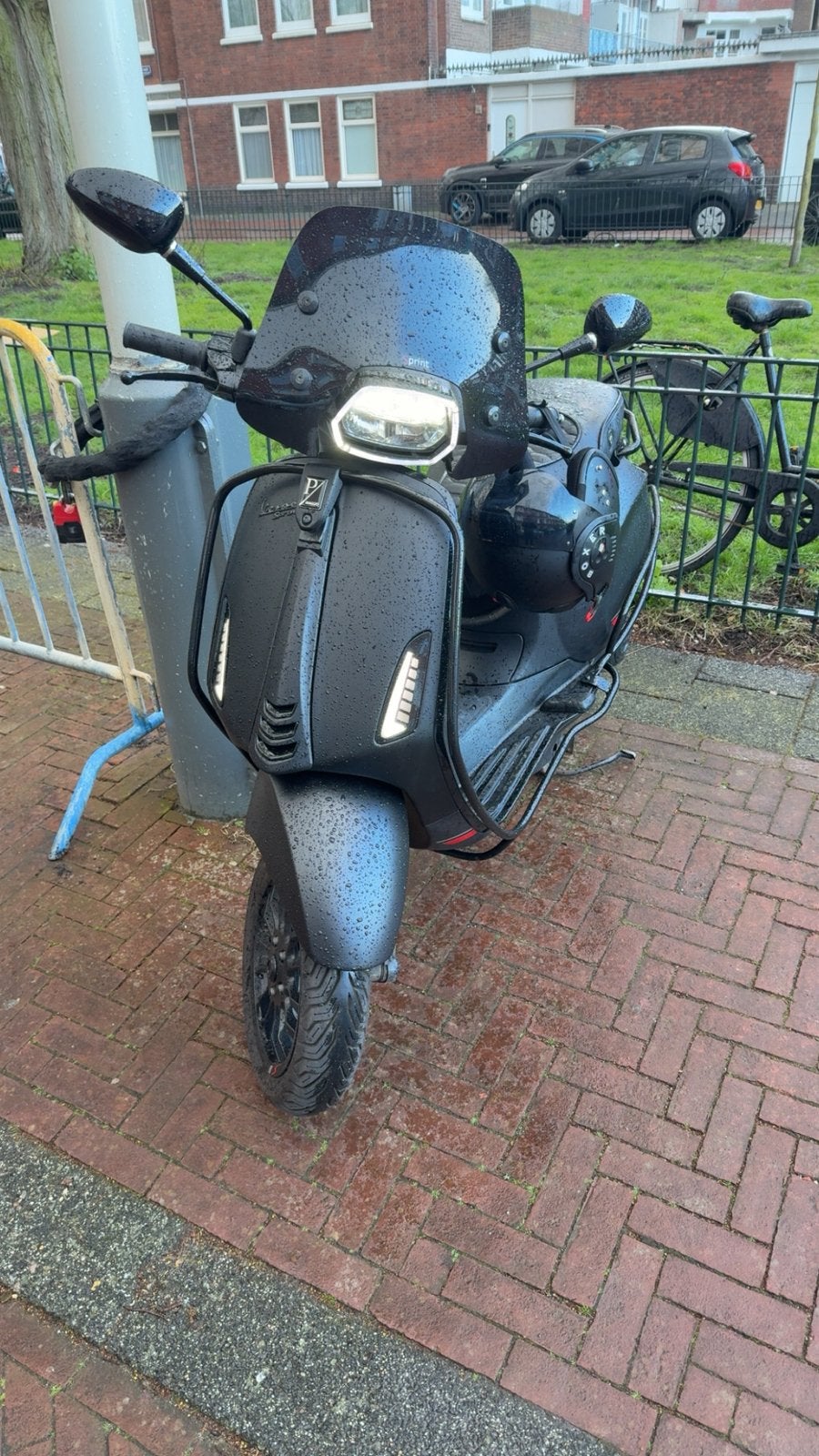 Vespa sprint 2021, Fietsen en Brommers, Ophalen, Zo goed als nieuw, Benzine