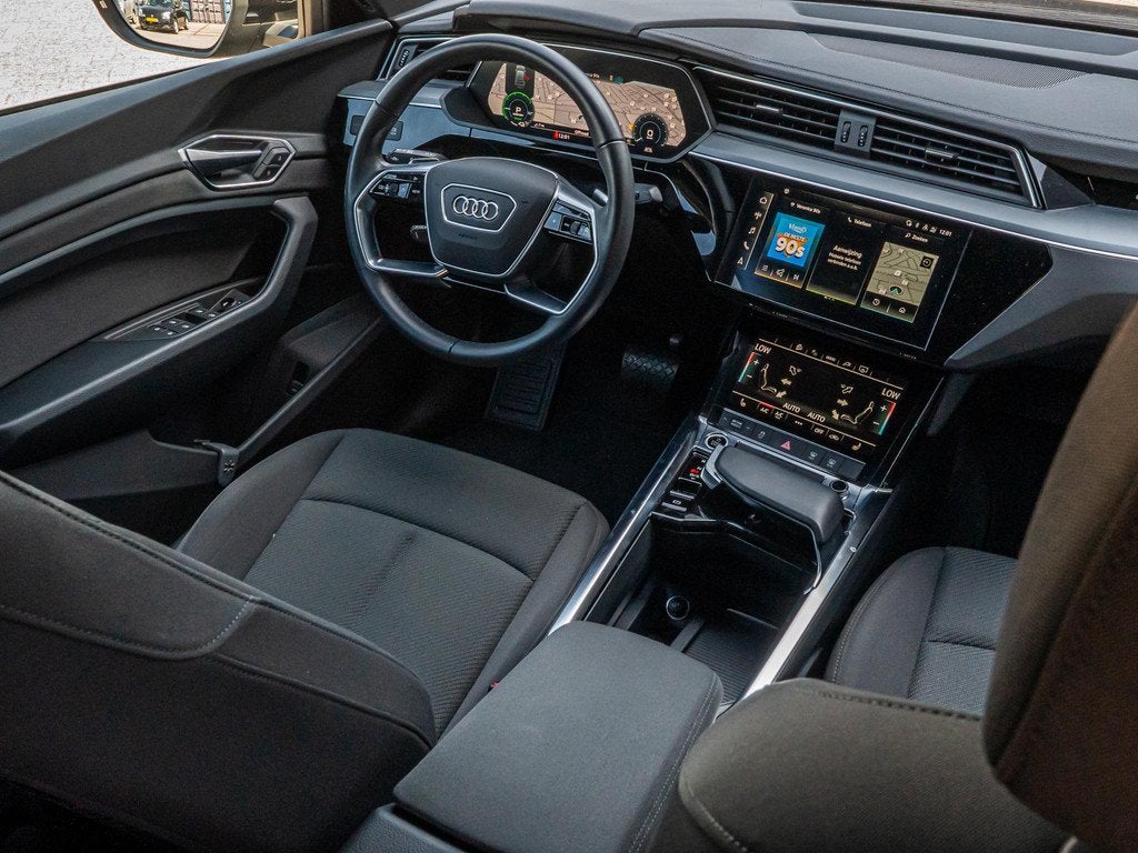 Audi e-tron Sportback 55 quattro edition 95 kWh, Auto's, Audi, Automaat, 131 €/maand, Stof, Zwart
