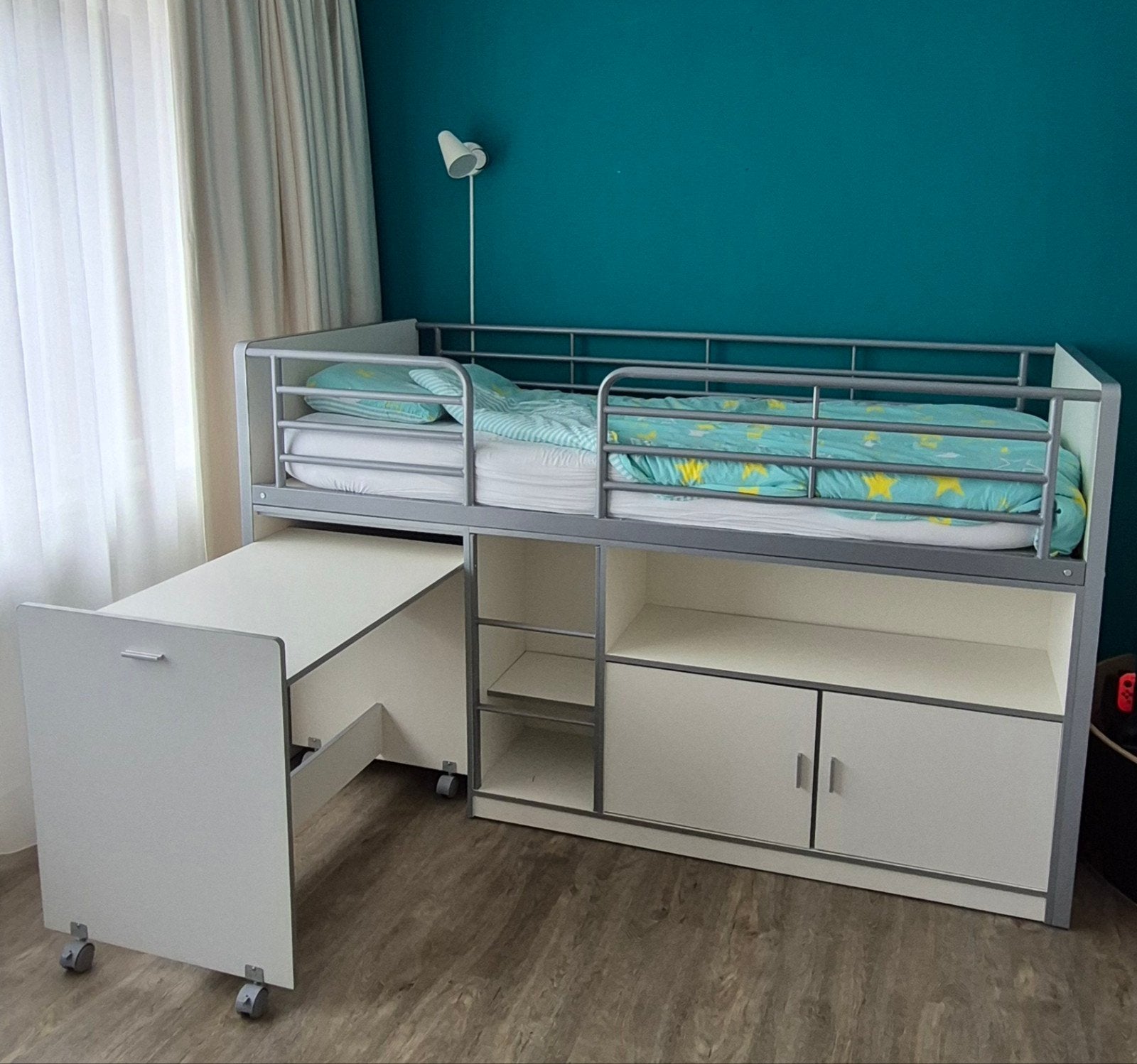 Foto 2 van Halfhoogslaper 90x200 met bureau en evt matras - MOET WEG!!