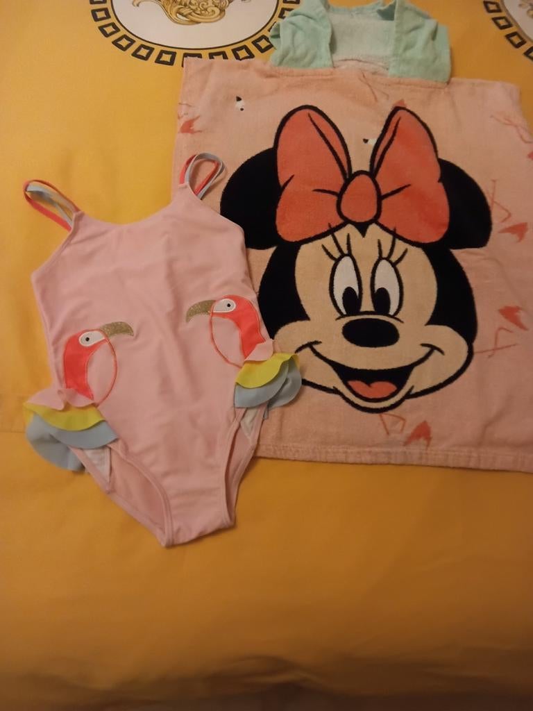 Badpak met bad poncho maat 110, Kinderen en Baby's, Kinderkleding | Kinder-zwemkleding, Disney, Meisje, Ophalen of Verzenden, Zo goed als nieuw
