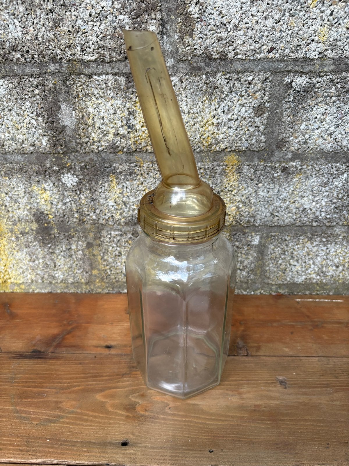 Oude glazen oliefles., Ophalen