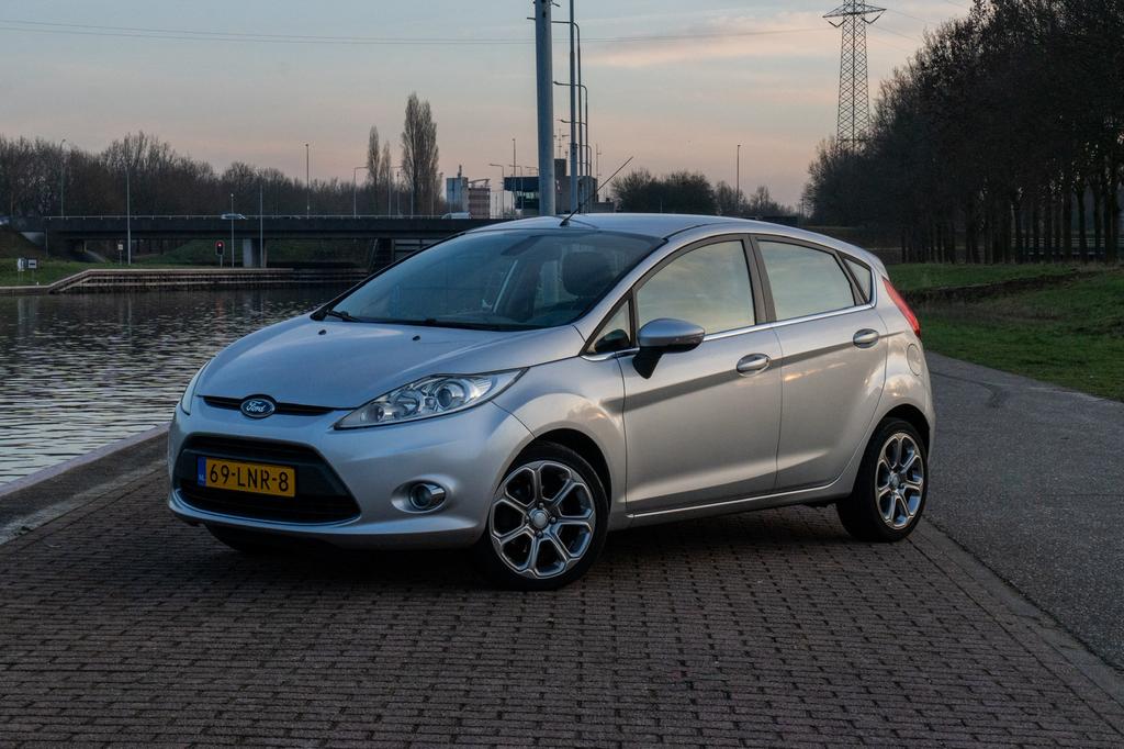 Ford Fiësta 1.25 60KW 5DR 2010 Grijs, Voorwielaandrijving, 1242 cc, Parkeersensor, Origineel Nederlands