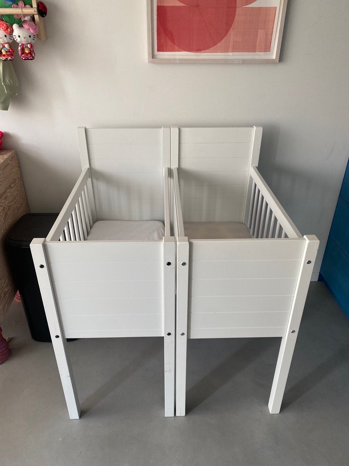 Twee witte ledikanten met Aerosleep matrassen, Kinderen en Baby's, Babywiegjes en Ledikanten, Ophalen, Gebruikt, Ledikant