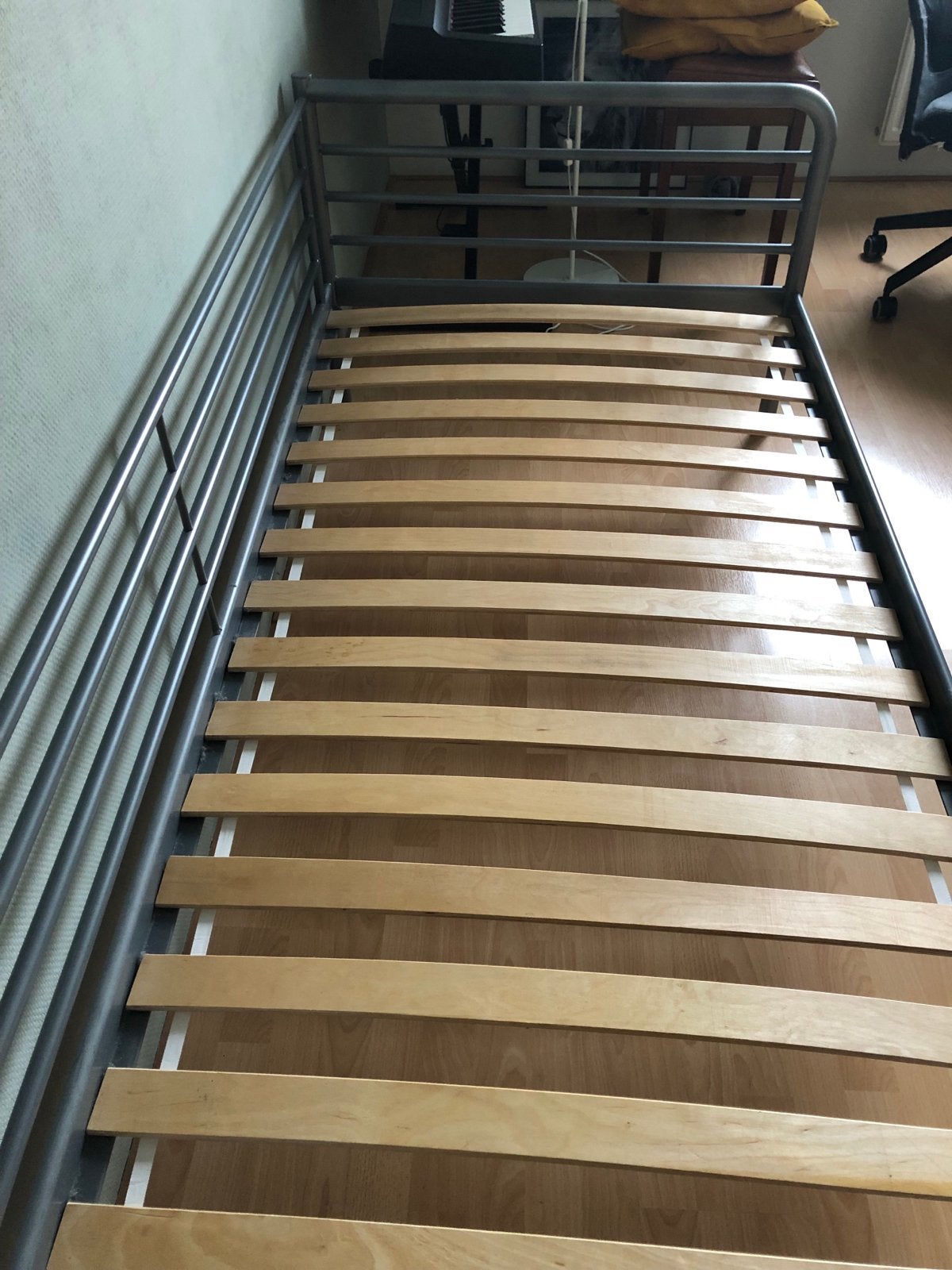 Ikea bedframe met lattenbodem (grijs), Huis en Inrichting, Slaapkamer | Bedden, Ophalen, Gebruikt, Eenpersoons, 80 cm